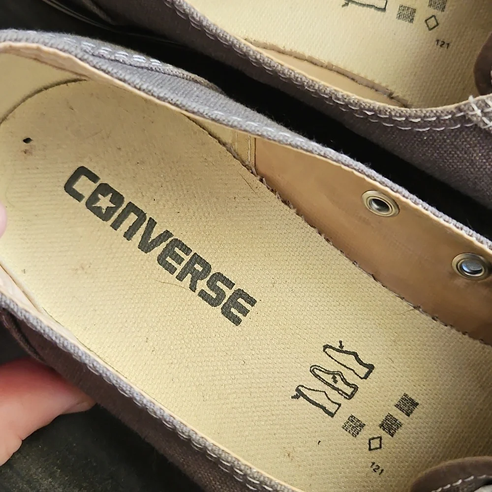 Size 9 Clean Converse! - Picture 2 of 6